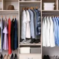 Ketahui Jenis Pakaian yang Perlu Ada di Gantungan Baju