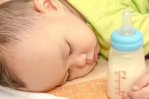 Ketahui Tanda Tanda Bayi Anda Alergi Susu Sapi dan Cara Mencegahnya