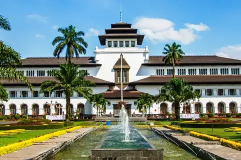 Lokasi Wisata di Bandung dengan Arsitektur Zaman Old, Masih Keren Buat Foto