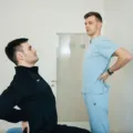 Panduan cara mengatasi nyeri punggung dengan gerakan stretching ringan