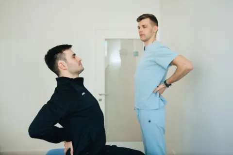 Panduan cara mengatasi nyeri punggung dengan gerakan stretching ringan