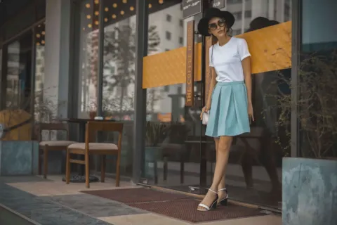Inspirasi gaya berpakaian musim panas dengan outfit kasual yang nyaman dan stylish