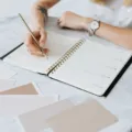 Kebiasaan hidup teratur dengan meja kerja rapi dan buku perencana harian untuk meningkatkan produktivitas