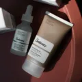 Botol serum dengan manfaat niacinamide untuk merawat kelembapan dan kesehatan kulit wajah