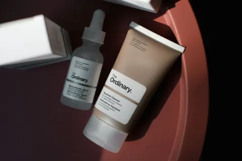 Botol serum dengan manfaat niacinamide untuk merawat kelembapan dan kesehatan kulit wajah