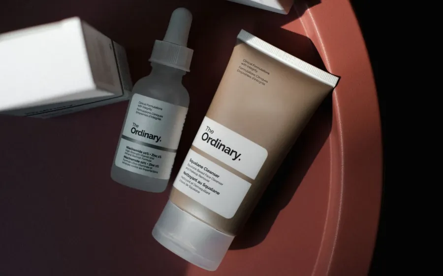 Botol serum dengan manfaat niacinamide untuk merawat kelembapan dan kesehatan kulit wajah