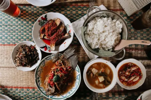 Sajian hidangan tradisional khas Indonesia dalam panduan wisata kuliner nusantara