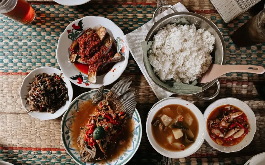 Sajian hidangan tradisional khas Indonesia dalam panduan wisata kuliner nusantara