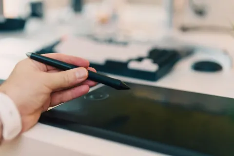 Rekomendasi tablet untuk desain grafis dengan stylus presisi tinggi