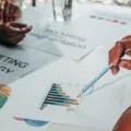 Ilustrasi strategi menarik pelanggan baru untuk mengembangkan bisnis skala kecil dan menengah