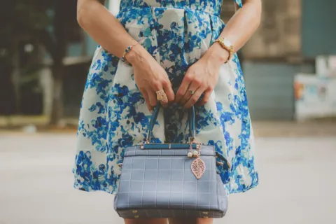 Koleksi tren aksesoris fashion terkini seperti perhiasan chunky dan tas modern