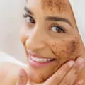 Manfaat exfoliating wajah untuk mengangkat sel kulit mati dan mencerahkan kulit kusam secara alami