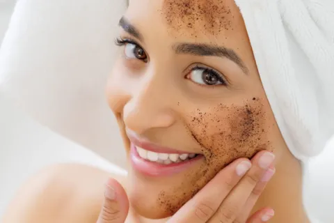 Manfaat exfoliating wajah untuk mengangkat sel kulit mati dan mencerahkan kulit kusam secara alami