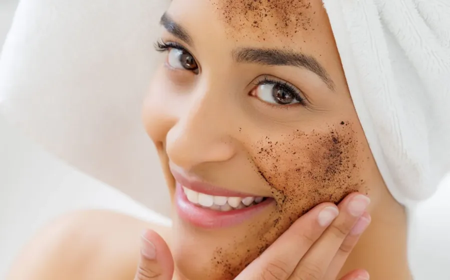 Manfaat exfoliating wajah untuk mengangkat sel kulit mati dan mencerahkan kulit kusam secara alami