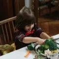 Cara membiasakan anak makan sayur dengan memberikan sajian makanan kreatif dan lezat