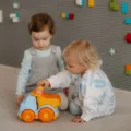 Dua anak balita sedang bermain balok susun bersama sebagai bentuk cara mengajarkan anak berbagi mainan