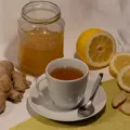Ilustrasi cara mengatasi gangguan pencernaan dengan konsumsi serat dan minuman herbal segar
