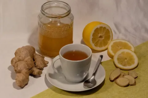 Ilustrasi cara mengatasi gangguan pencernaan dengan konsumsi serat dan minuman herbal segar