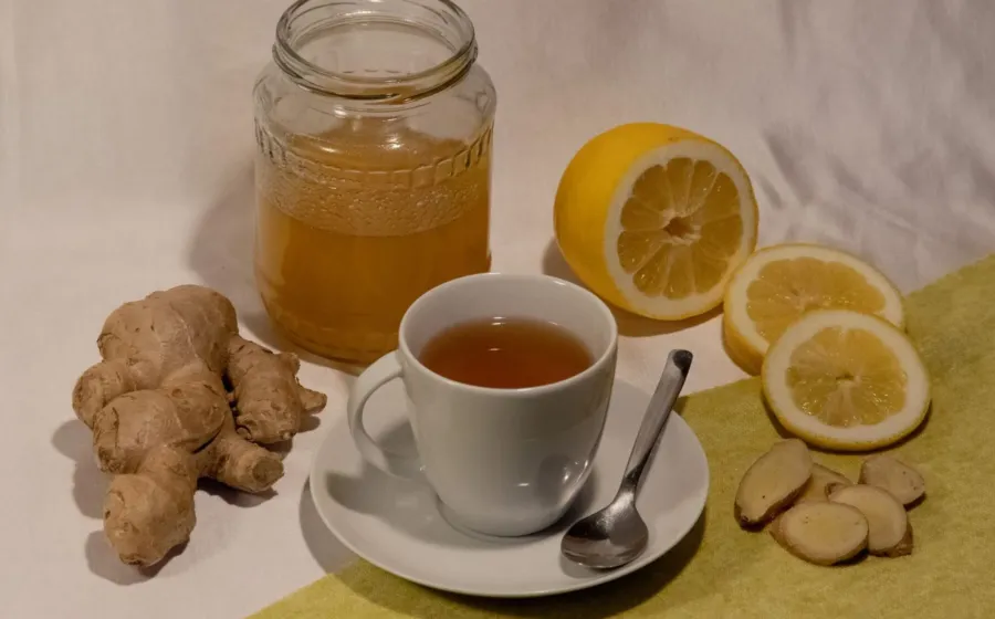 Ilustrasi cara mengatasi gangguan pencernaan dengan konsumsi serat dan minuman herbal segar