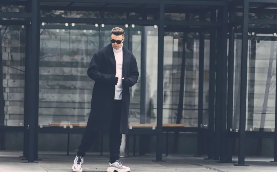Gaya berpakaian musim dingin dengan long coat krem dan syal rajut yang stylish