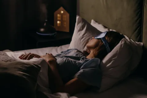 Kamar tidur rapi dengan pencahayaan hangat untuk menjaga kualitas tidur malam hari