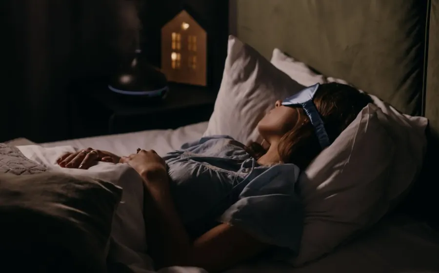 Kamar tidur rapi dengan pencahayaan hangat untuk menjaga kualitas tidur malam hari
