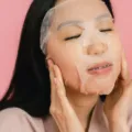 Masker beras alami yang diaplikasikan pada wajah perempuan untuk mencerahkan kulit kusam