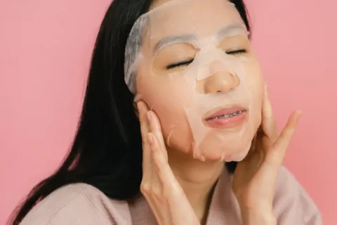 Masker beras alami yang diaplikasikan pada wajah perempuan untuk mencerahkan kulit kusam