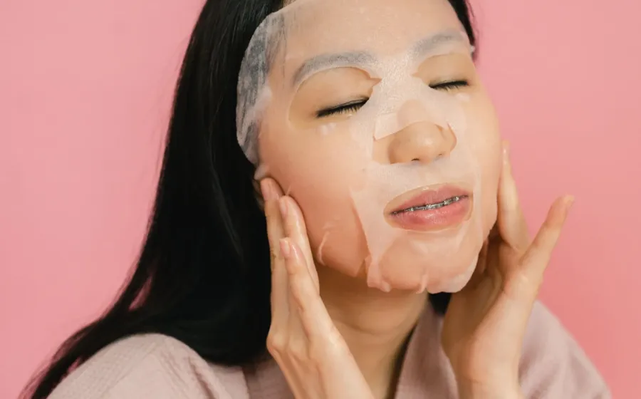 Masker beras alami yang diaplikasikan pada wajah perempuan untuk mencerahkan kulit kusam