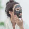 Penggunaan masker lumpur alami untuk merawat kulit wajah agar bebas minyak