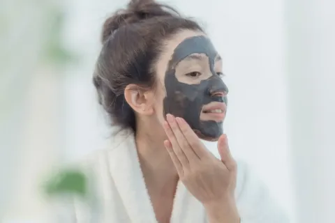 Penggunaan masker lumpur alami untuk merawat kulit wajah agar bebas minyak