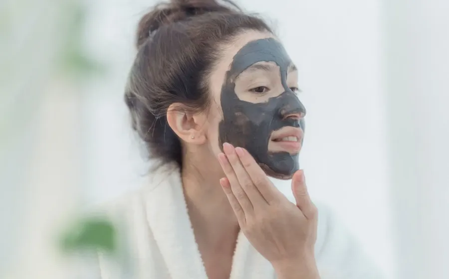 Penggunaan masker lumpur alami untuk merawat kulit wajah agar bebas minyak