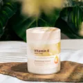 Wanita mengoleskan serum pelembap berbahan vitamin E untuk perawatan kulit wajah harian