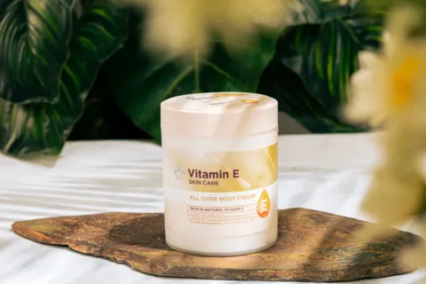 Wanita mengoleskan serum pelembap berbahan vitamin E untuk perawatan kulit wajah harian