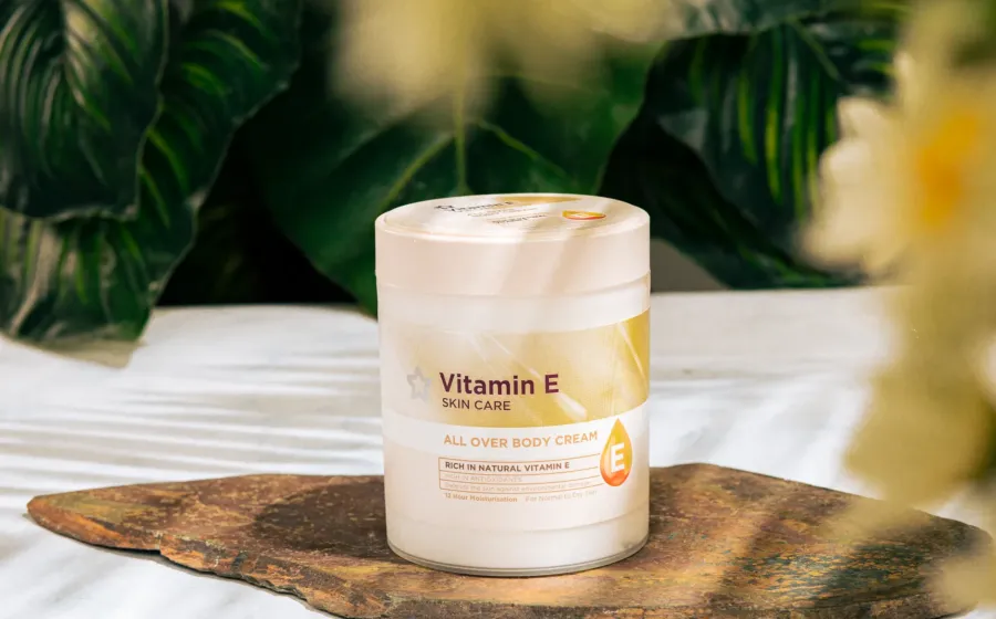 Wanita mengoleskan serum pelembap berbahan vitamin E untuk perawatan kulit wajah harian