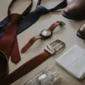 Inspirasi gaya berpakaian formal pria dengan setelan jas rapi dan sepatu kulit elegan