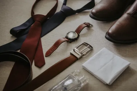 Inspirasi gaya berpakaian formal pria dengan setelan jas rapi dan sepatu kulit elegan