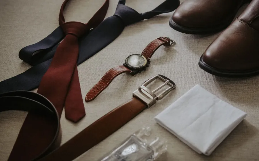 Inspirasi gaya berpakaian formal pria dengan setelan jas rapi dan sepatu kulit elegan