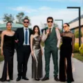 Setelan jas rapi dan gaun malam elegan untuk gaya berpakaian ke acara formal