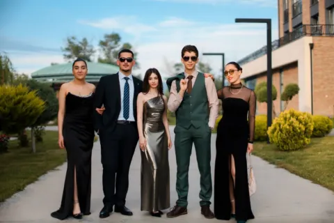 Setelan jas rapi dan gaun malam elegan untuk gaya berpakaian ke acara formal