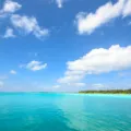 Pemandangan indah dalam panduan wisata pantai eksotis dengan pasir putih dan air laut jernih