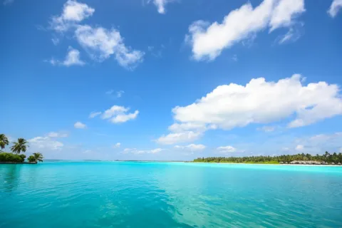 Pemandangan indah dalam panduan wisata pantai eksotis dengan pasir putih dan air laut jernih
