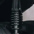 Pemeriksaan dan perawatan shockbreaker motor pada bagian suspensi belakang