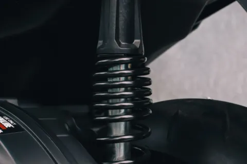 Pemeriksaan dan perawatan shockbreaker motor pada bagian suspensi belakang