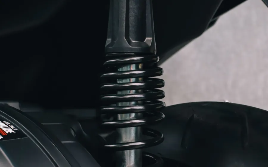Pemeriksaan dan perawatan shockbreaker motor pada bagian suspensi belakang
