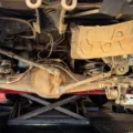 Proses perawatan suspensi mobil di bengkel otomotif