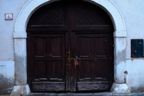 Tips memilih pintu rumah kokoh dan berkualitas untuk keamanan hunian