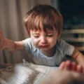 Ibu merangkul anak yang sedang emosi sebagai cara mengatasi anak mudah marah dengan lembut
