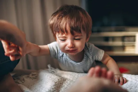 Ibu merangkul anak yang sedang emosi sebagai cara mengatasi anak mudah marah dengan lembut