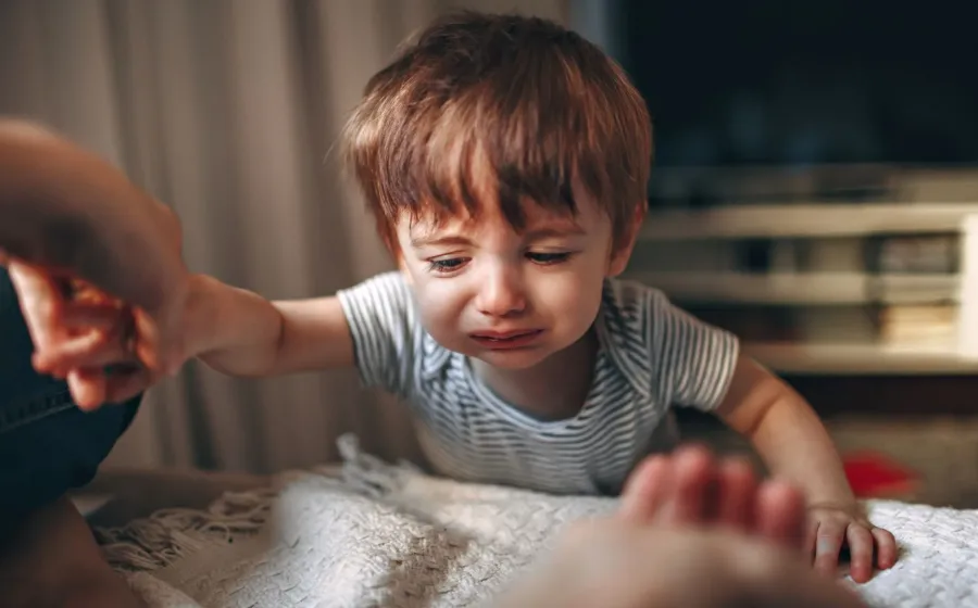 Ibu merangkul anak yang sedang emosi sebagai cara mengatasi anak mudah marah dengan lembut